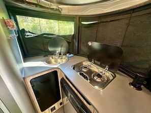 Fridge, microwave, stovetop, cookware/dishes/utensils - Tiny Shiny Airstream, River-Front 20min from SLC (South Salt Lake)