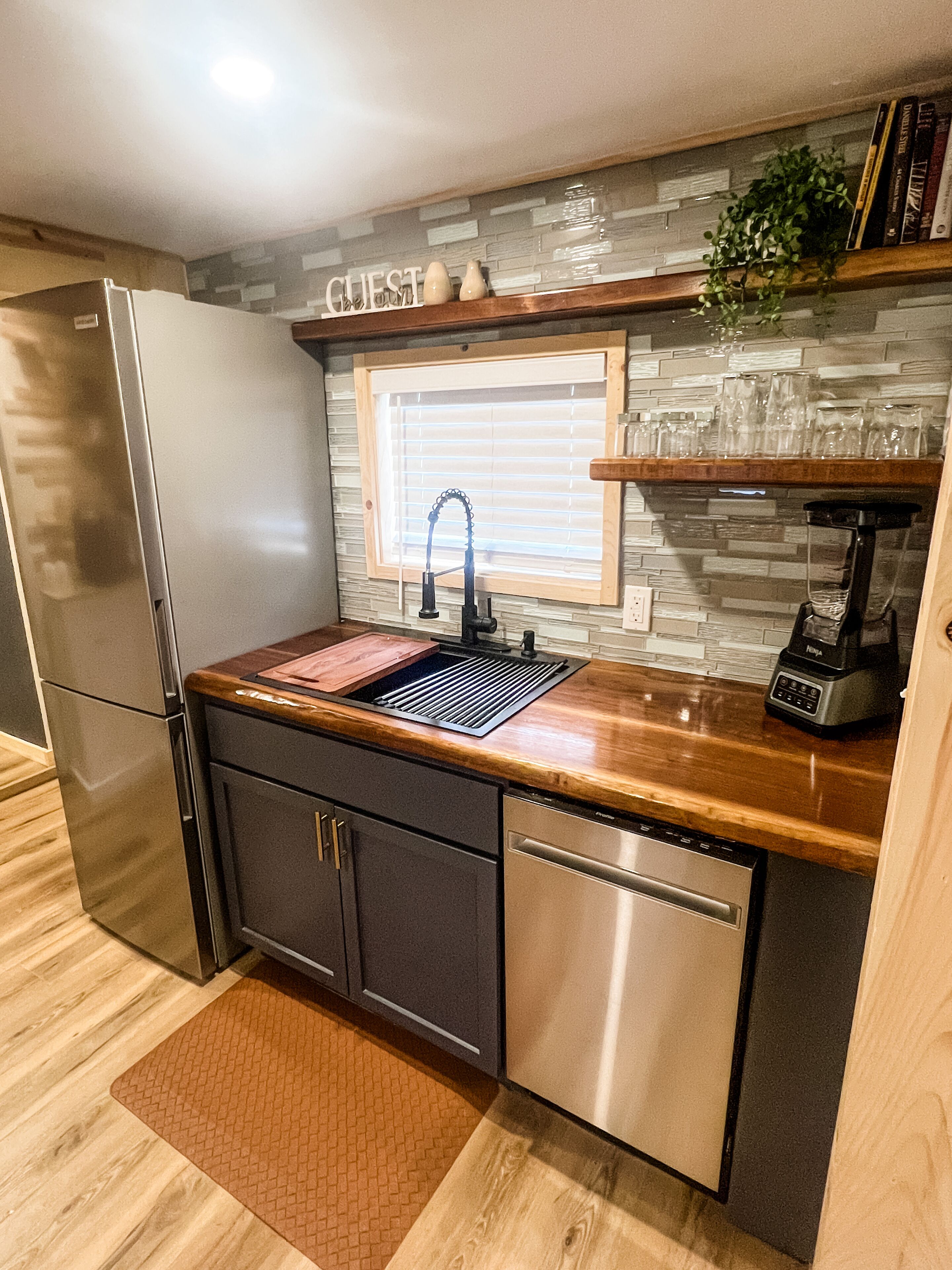 Pettibone Place - Entire Home Walking distance to Pettibone Lake with kayaks!