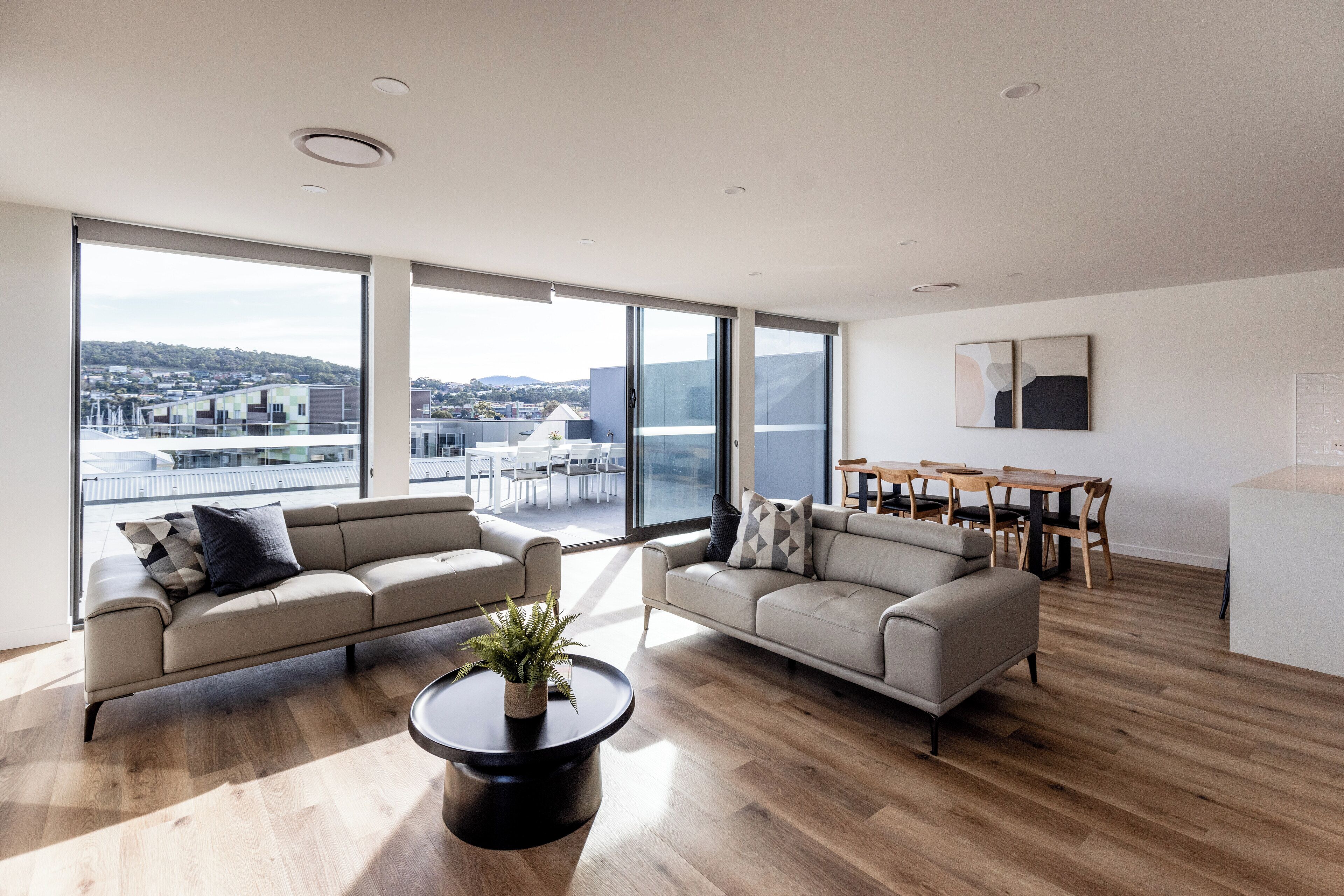 Deluxe appartement | Woonruimte | Een 42-inch flatscreentelevisie met digitale zenders en televisie