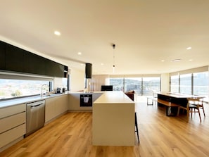 Premium Apartment | Private kitchen | Full-size fridge, microwave, oven, stovetop - Little Island Apartments (Bellerive)
