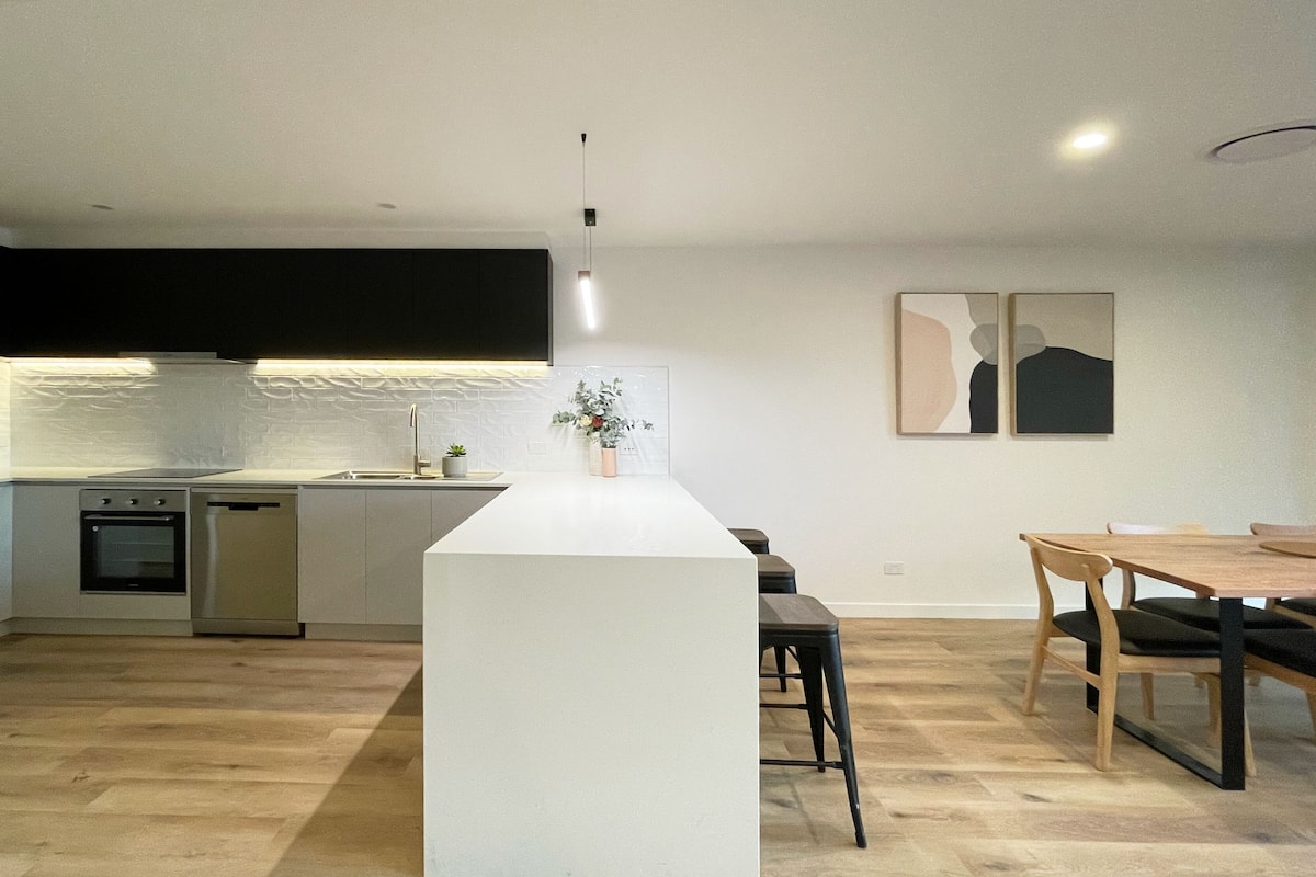 Familie appartement | Privékeuken | Een koelkast/vriezer, een magnetron, een oven, een kookplaat