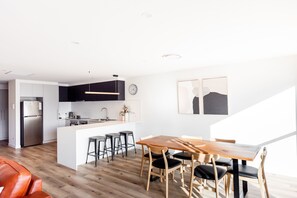 Family Apartment | In-room dining - Little Island Apartments (Bellerive)