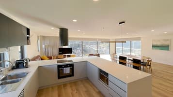 Refrigerador con freezer, microondas, horno, placa de cocina