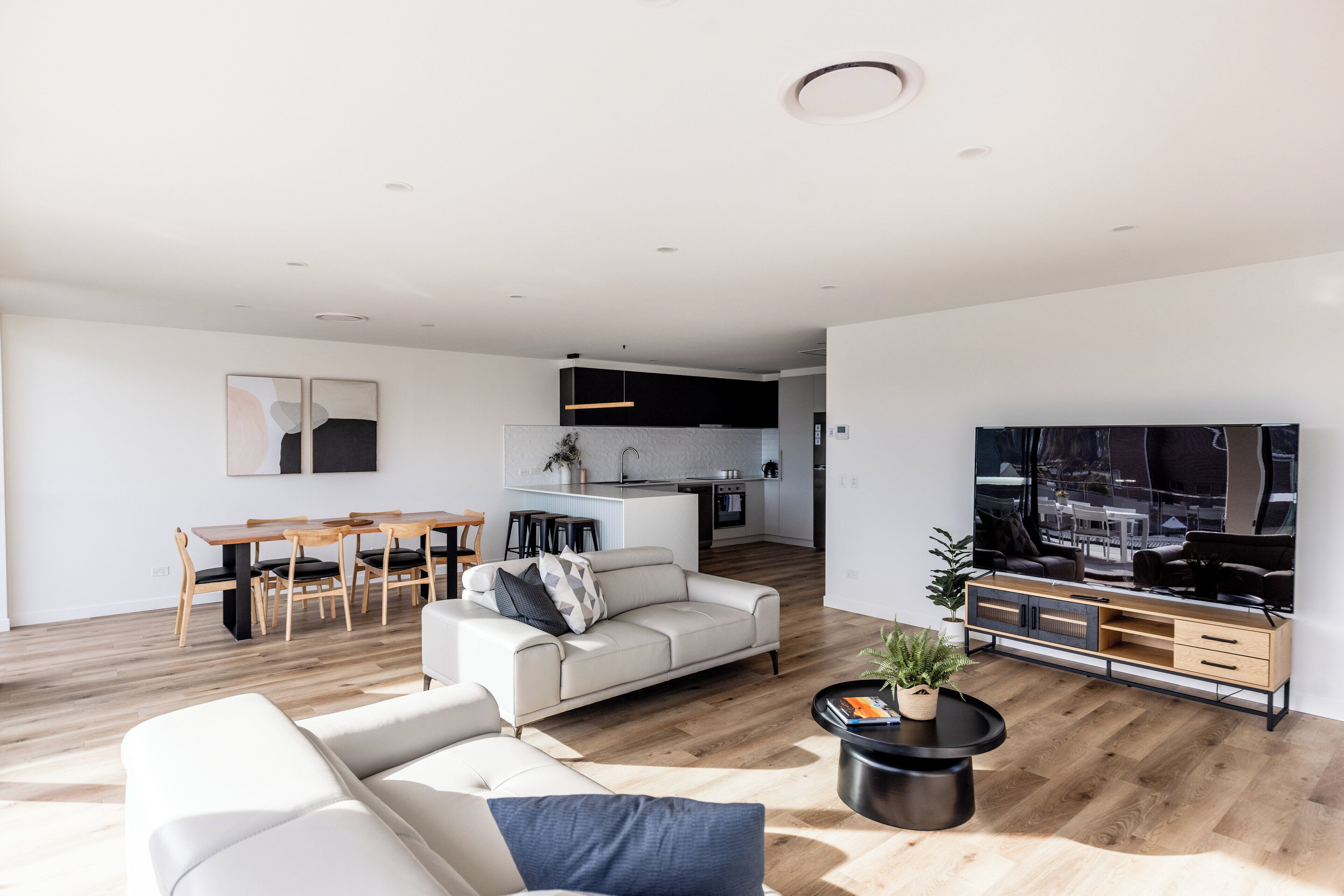 Departamento Deluxe | Área de sala de estar | Televisión de pantalla plana de 42 pulgadas con canales digitales 