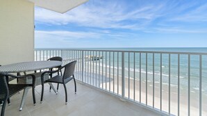 Varanda com vista para a praia e o oceano.