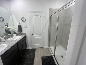 Hair dryer, towels, shampoo, toilet paper - DREAM LAND (Porter)