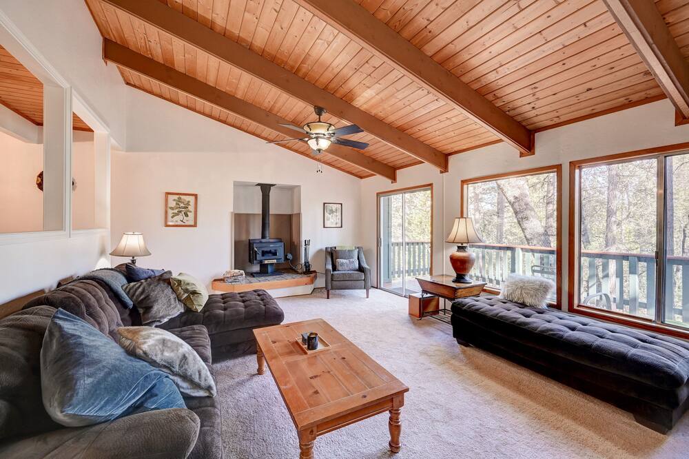 Yosemite Pine Mountain Hideaway - king bed