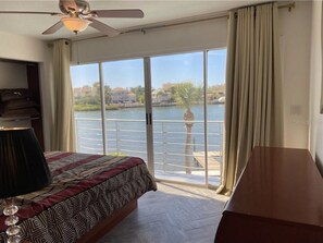 5 chambres, bureau, fer et planche à repasser, lit parapluie