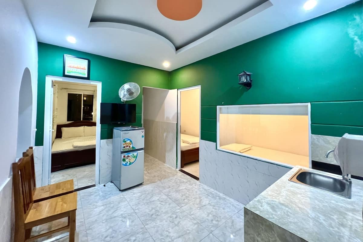 Family Room | Desk, free WiFi