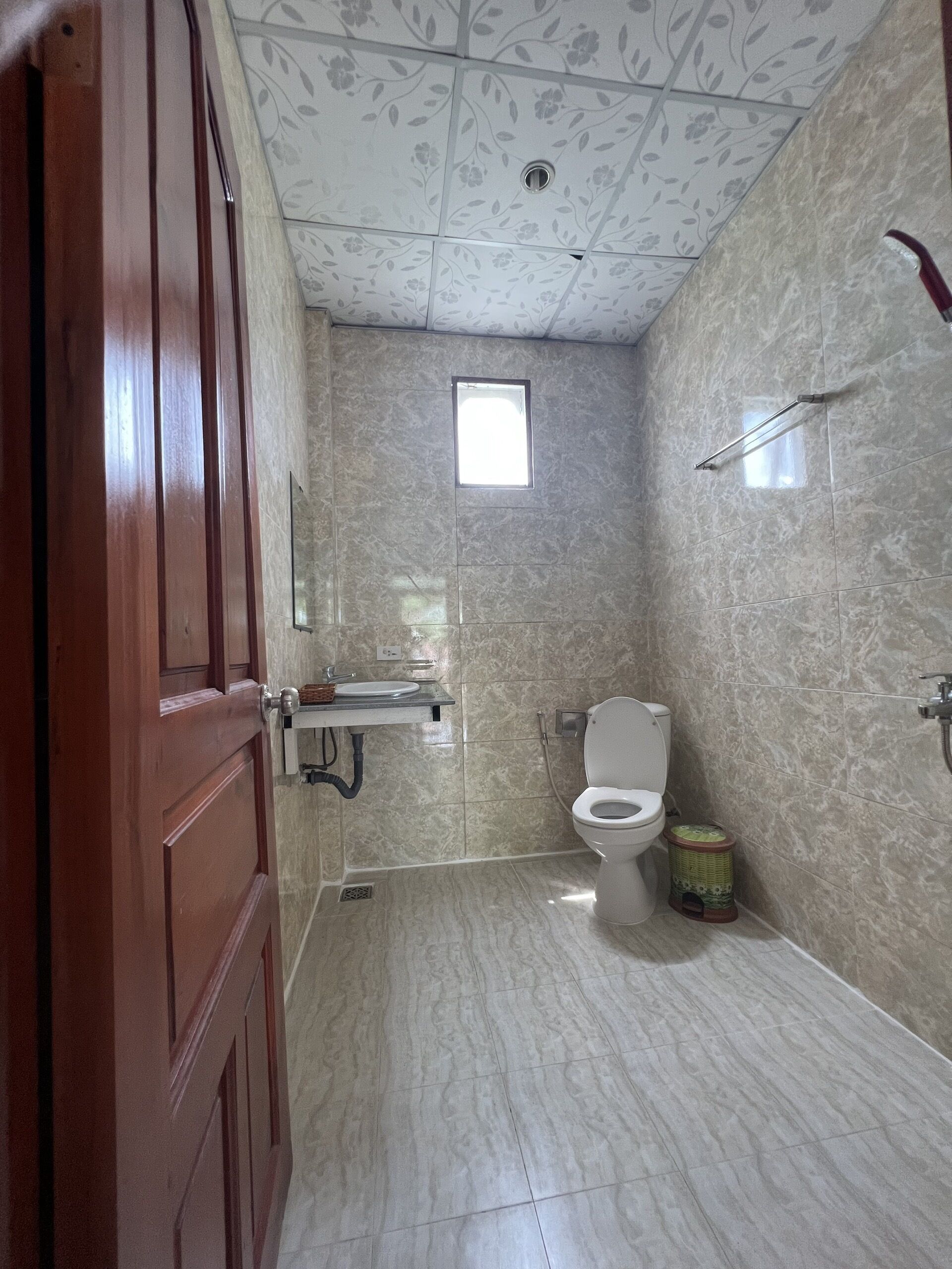 free toiletries, slippers