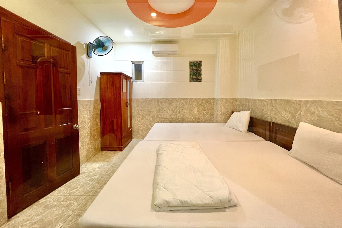 Family Apartment | Desk, free WiFi