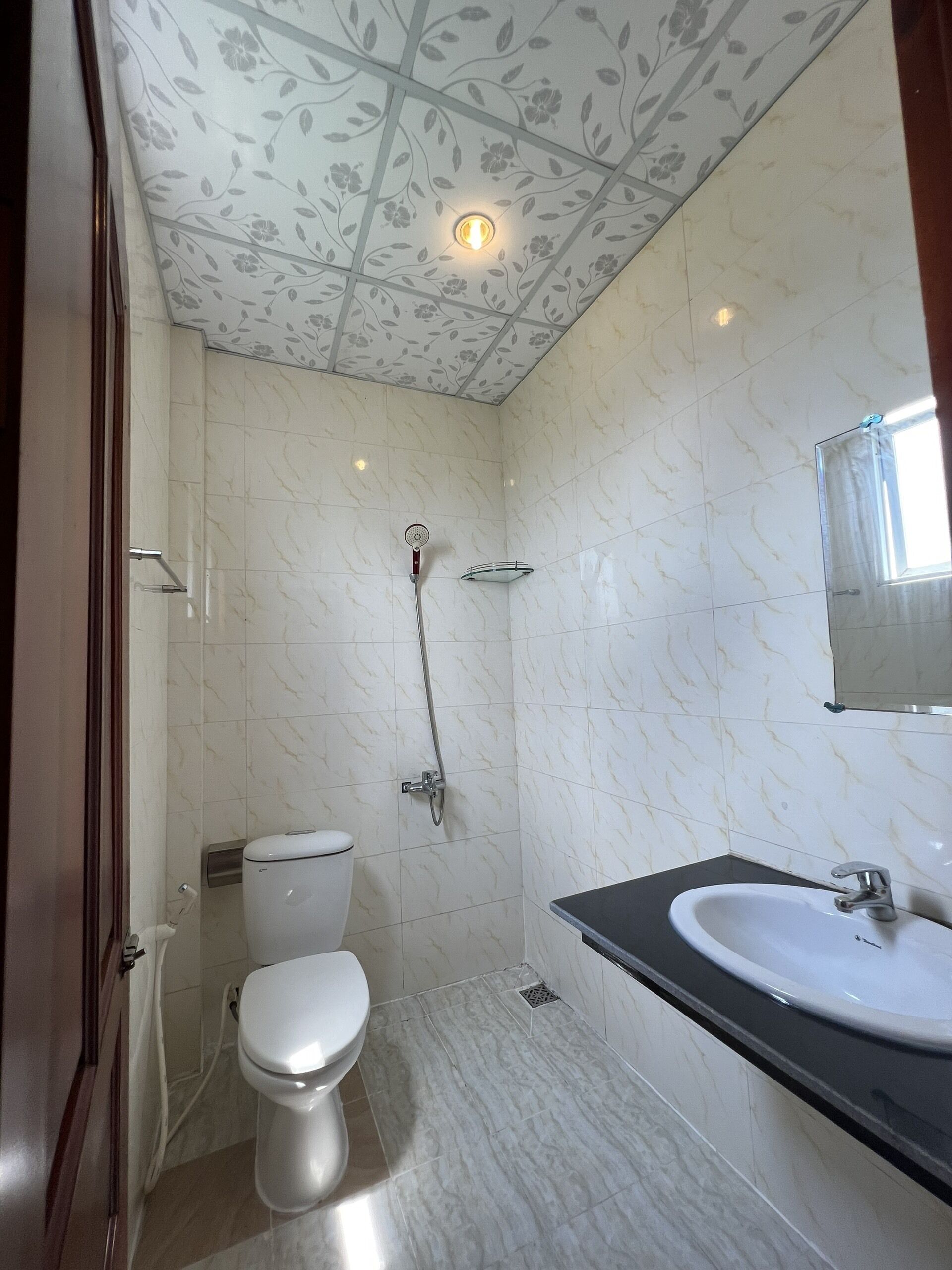 free toiletries, slippers