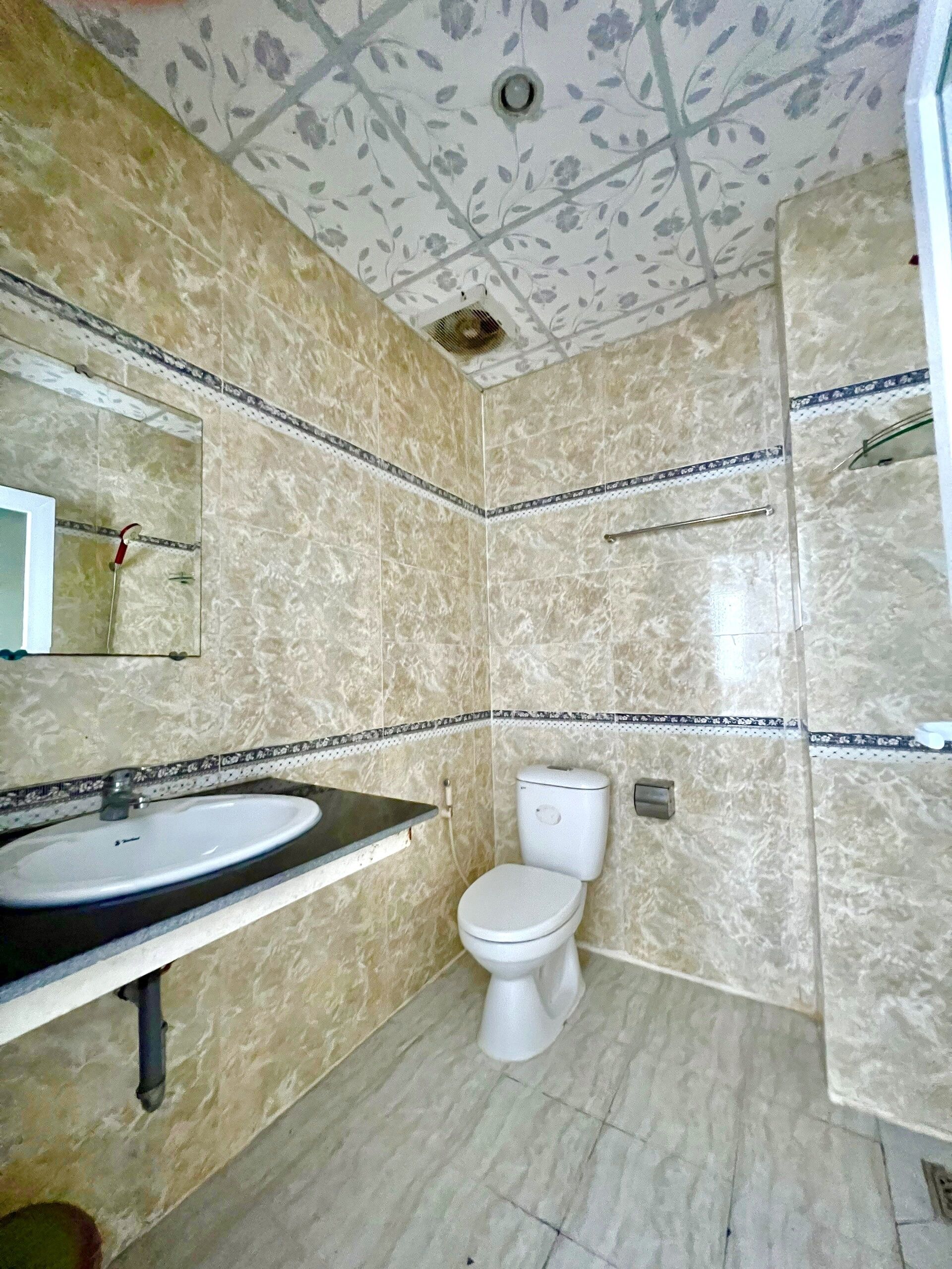 panoramic quadruple room | bathroom | free toiletries, slippers