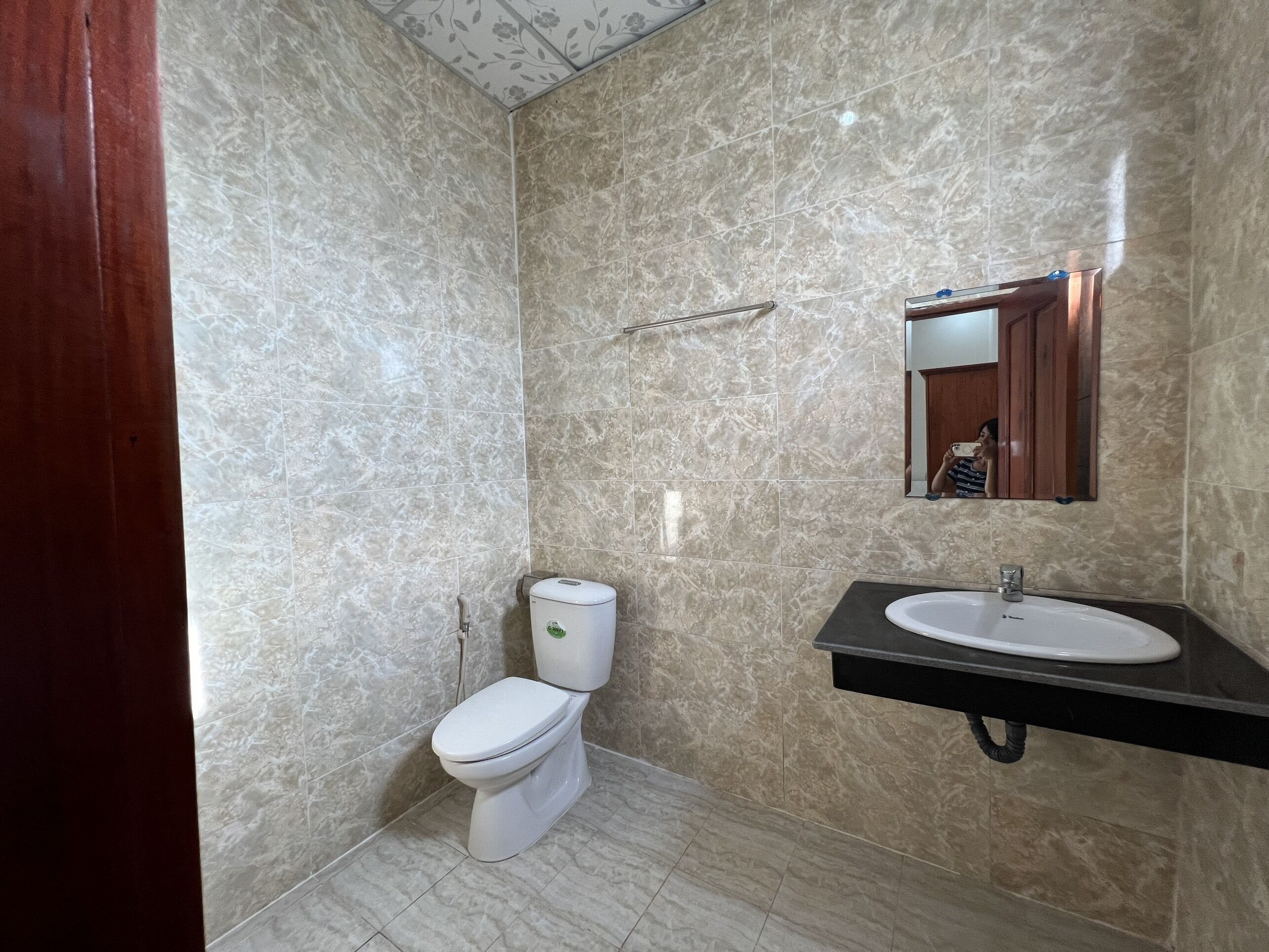 standard shared dormitory | bathroom | free toiletries, slippers