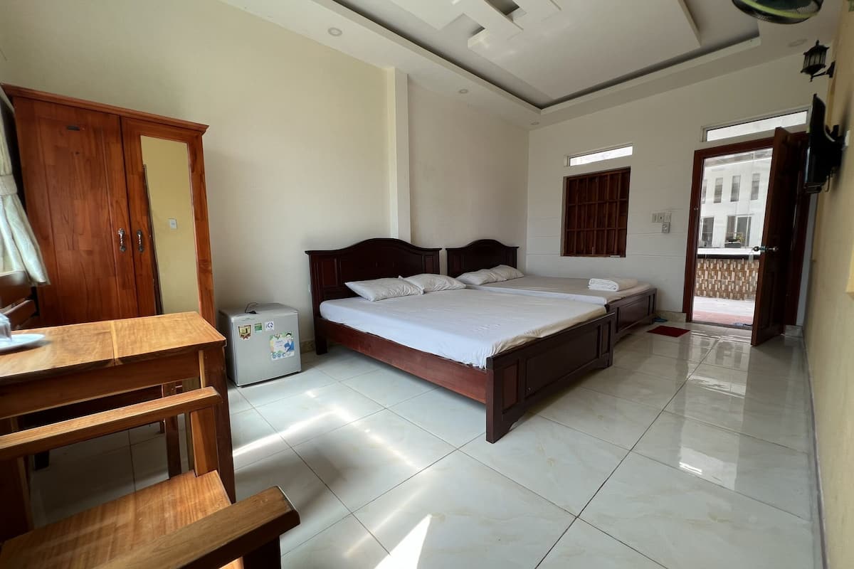 Standard Quadruple Room | Desk, free WiFi
