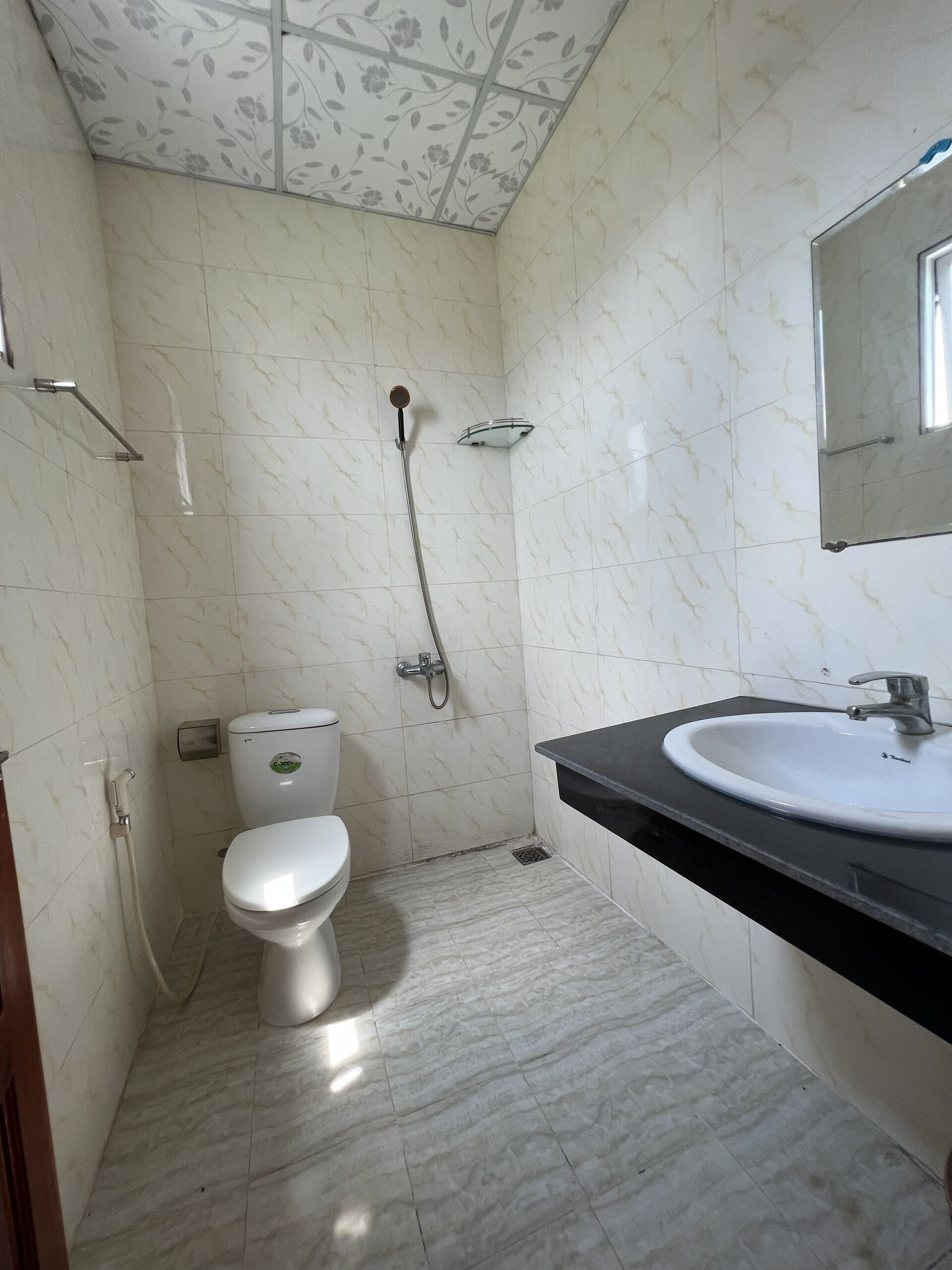 standard double room | bathroom | free toiletries, slippers