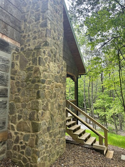 Cozy Love Shack: Rustic Log Cabin, Outdoor Living Room/Treehouse, & Fireplaces