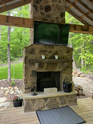 Property grounds - Cozy Love Shack: Rustic Log Cabin, Outdoor Living Room/Treehouse, & Fireplaces (Cookeville)