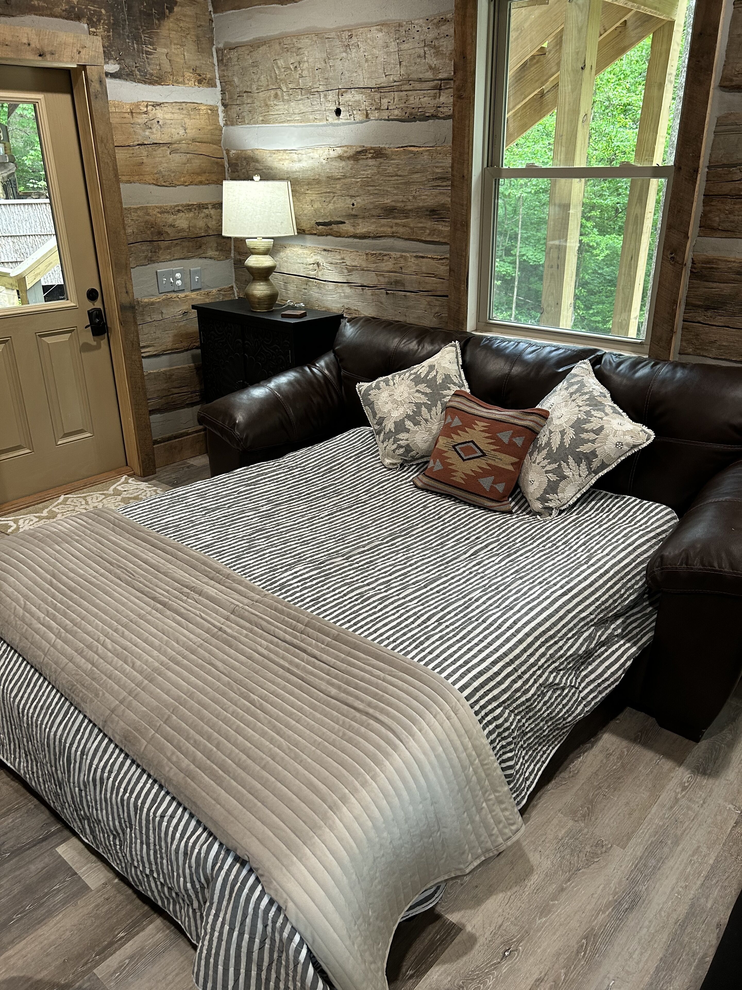 Cozy Love Shack: Rustic Log Cabin, Outdoor Living Room/Treehouse, & Fireplaces