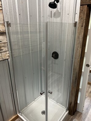 Een douche, een haardroger, handdoeken, zeep