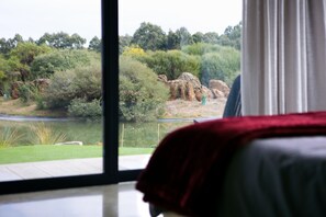 4 عدّة غرف نوم ومكتب ومكواة/لوح كي وسرير سفر