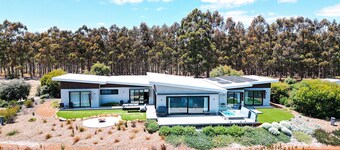 Luxury HEMP 4 x 4 house w lake view & outdoor spa, EV charger, home cinema