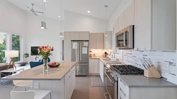 冷蔵庫、電子レンジ、オーブン、コンロ