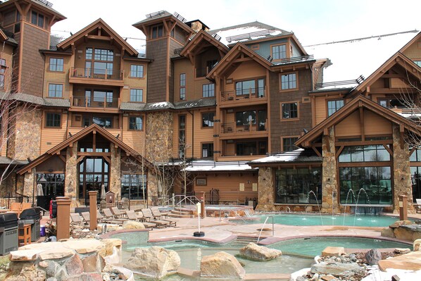 Innendørsbasseng og utendørsbasseng