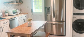 Reagan’s Retreat~ Farmhouse Cottage on 45 acres~Hot Tub, Fire Pit