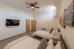 3 Schlafzimmer, Schreibtisch, Bügeleisen/Bügelbrett, Reisekinderbett