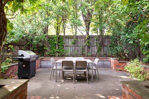 Outdoor dining - Alkira House Victorian Retreat in Leafy Hawthorn (Hawthorn)