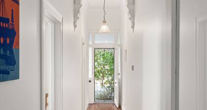 Alkira House Victorian Retreat in Leafy Hawthorn