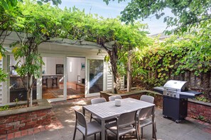 Outdoor dining - Alkira House Victorian Retreat in Leafy Hawthorn (Hawthorn)