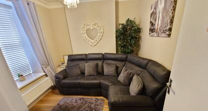 5 Guests - Helens House Derry City Centre - 3 Bed
