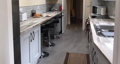 5 Guests - Helens House Derry City Centre - 3 Bed