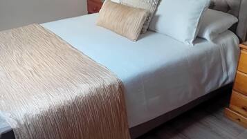 3 bedrooms, iron/ironing board, WiFi, bed sheets