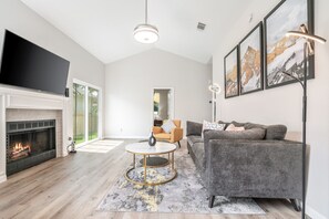 Smart TV, fireplace, books, computer monitors - ❤️modern 5☆accommodation in 3B2B✔King size bed✔ BBQ✔ pet friendly✔5 mi to Domain (Austin)