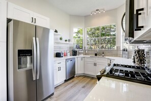 Fridge, microwave, oven, stovetop - ❤️modern 5☆accommodation in 3B2B✔King size bed✔ BBQ✔ pet friendly✔5 mi to Domain (Austin)