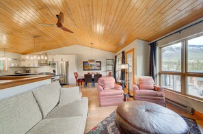 Smart TV, fireplace, books, stereo