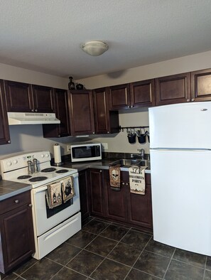 Fridge, microwave, oven, stovetop - Crystal Hollows Lake View (Nanaimo)