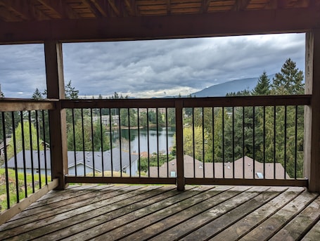 Property grounds. Crystal Hollows Lake View