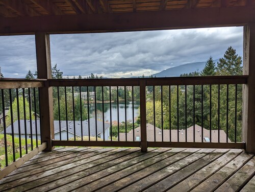 Crystal Hollows Lake View