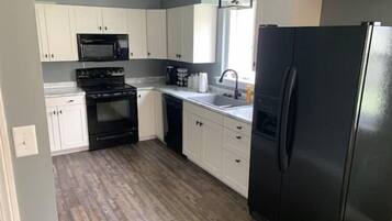 Refrigerador con congelador, microondas, horno y parrilla de estufa