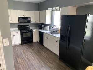 Full-sized fridge, microwave, oven, stovetop