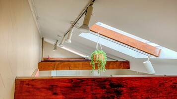 Full-size fridge, microwave, oven, stovetop