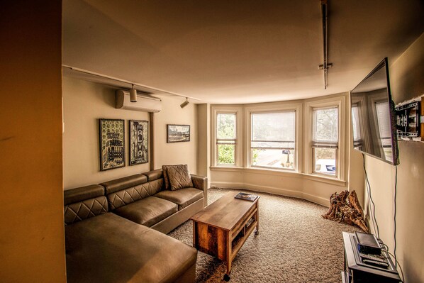 Loft | Área de sala de estar | Smart TV de 55 pulgadas con canales digitales, televisión y Netflix 