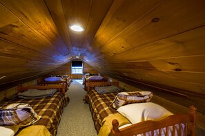 4 habitaciones, tabla de planchar con plancha, wifi y ropa de cama 