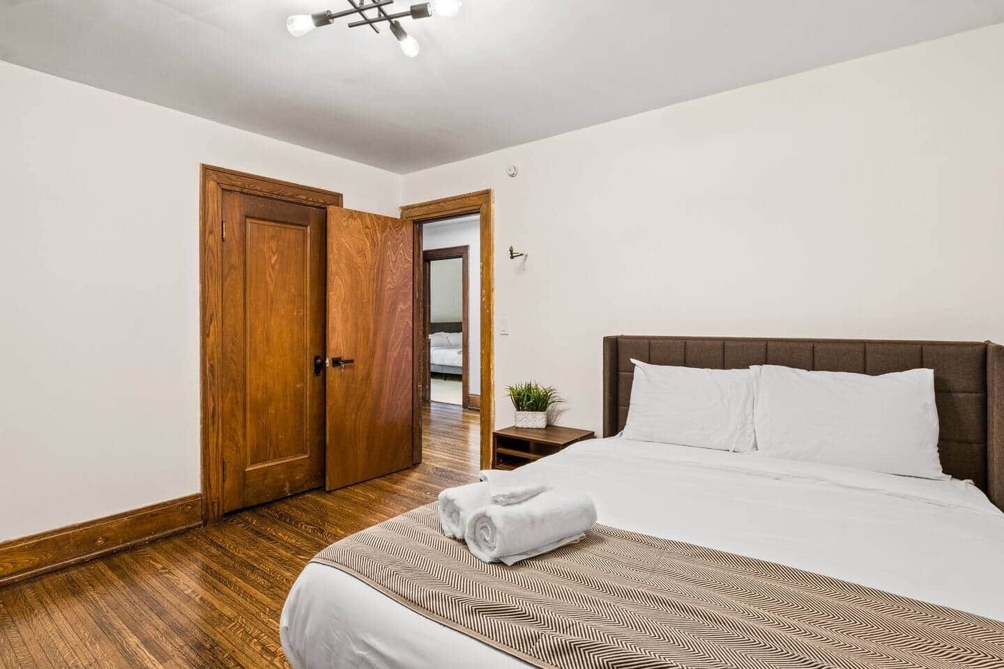 5 chambres, fer et planche à repasser, Wi-Fi, draps fournis