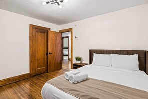 5 slaapkamers, een strijkplank/strijkijzer, wifi, beddengoed