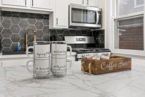 Een koelkast, een microgolfoven, een oven, een kookplaat